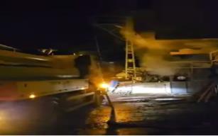 Evde çıkan yangında, yatağa bağlı hastayı komşuları kurtardı