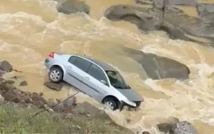 Dereye savrulan otomobilin sürücüsü yaralandı…