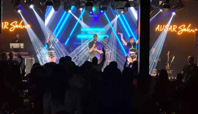 Gökhan Özen sahnede, davetliler salonda coştu…