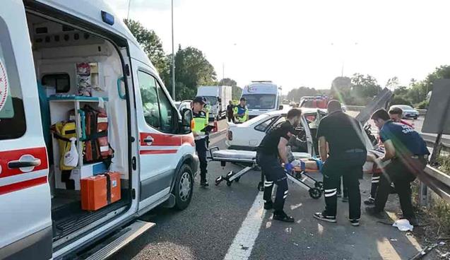 Otomobil bariyere çarptı… 3 yaralı…