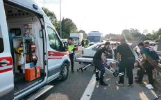 Otomobil bariyere çarptı… 3 yaralı…