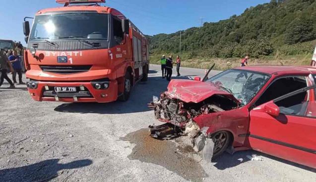 Feci kaza…Kamyon ile otomobil çarpıştı…