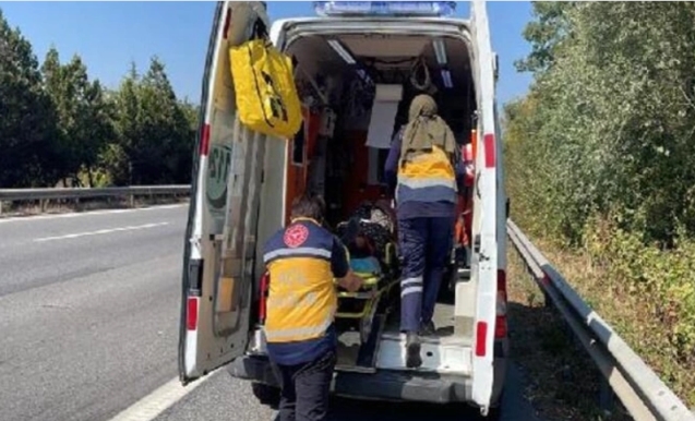 Sürücüsü rahatsızlanan minibüs bariyerlere çarptı: 3 yaralı