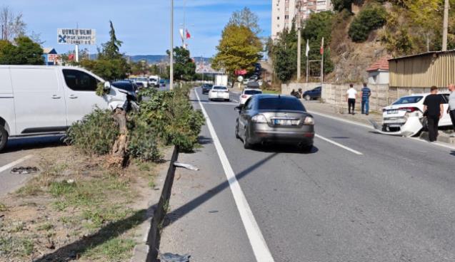 Biri duvara çarparak, diğeri karşı yola geçerek durabildi...