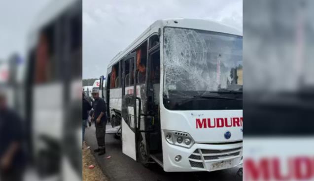 Midibüs 3 araca çarptı... 10 yaralı...