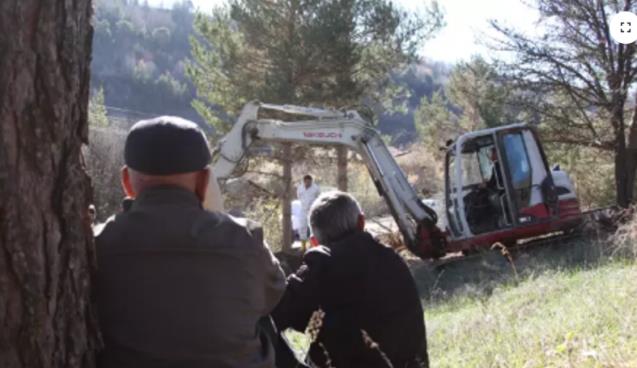 Su altında kalacak mezarlıktaki kabirler taşınıyor...