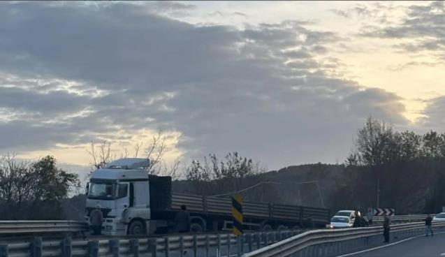 Hakimiyetini kaybetti... Bariyerlere çarparak durabildi...