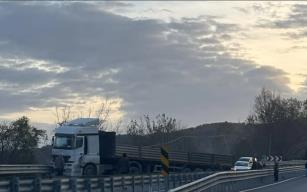 Hakimiyetini kaybetti... Bariyerlere çarparak durabildi...