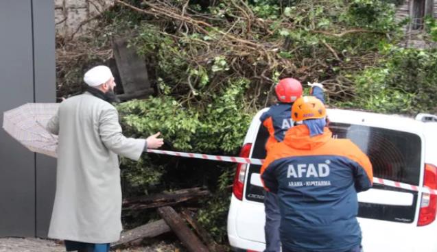 Metruk bina aracın üzerine çöktü...