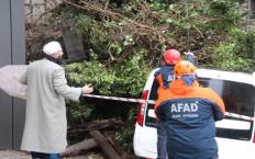 Metruk bina aracın üzerine çöktü...