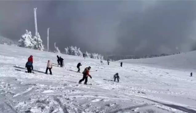 Sömestr tatilinde kayak merkezi yoğun geçiyor...