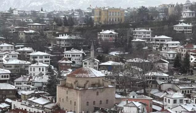 Tarihi konaklar kar altında kaldı...