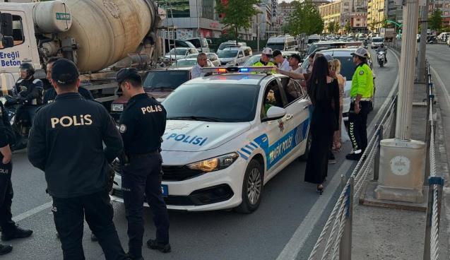 Düğün konvoyunda kaza... 1 yaralı...