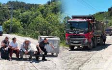 Mahalle halkı yolu çöp tenekeleri ile kapattı…