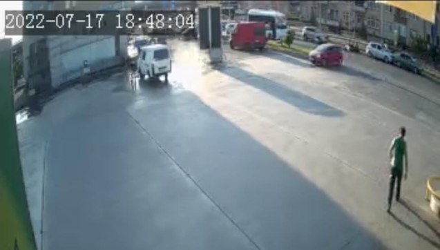 Zincirleme kaza anı saniye saniye kameralarda...