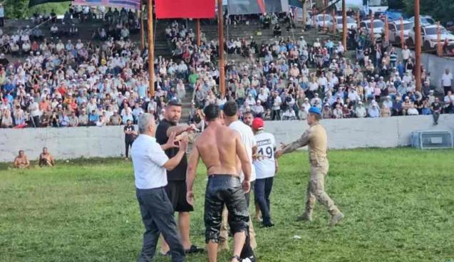 Dağköy yağlı güreşlerinde kavgalı yarı final…