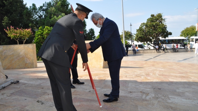 ŞEHİTLER ANITI’NA KIRMIZI KARANFİL BIRAKTILAR...