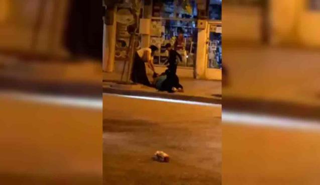 İki kadının sopalı kavgası kamerada…