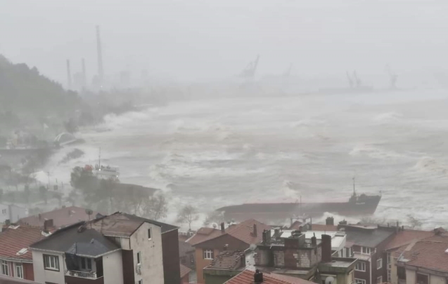 Yaşanan yoğun yağış ve fırtınada gemi ortadan ikiye ayrıldı.