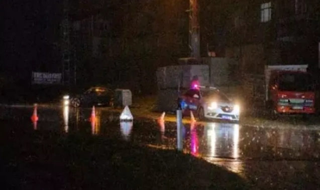 Sağanak yağışla birlikte heyelan meydana geldi.