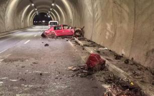 Feci kaza: Otomobil tünel duvarına çarptı...2 yaralı...