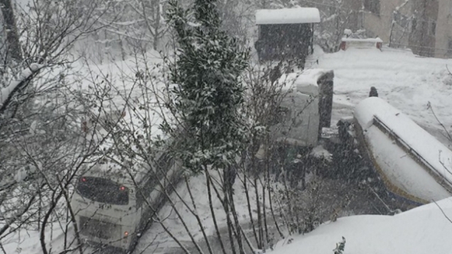 Tır kayınca yol trafiğe kapandı...