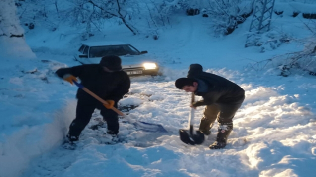 Mahalleli çileden çıkınca kürekleri eline aldı...