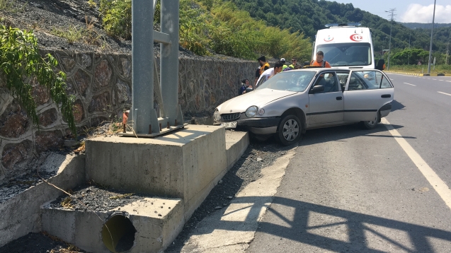 Direğe çarpan araçta ki 4 kişi yaralandı…