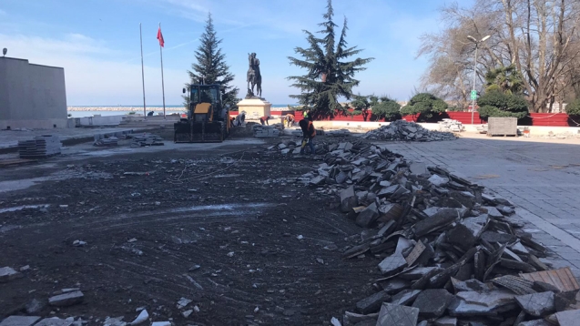 Valilik önünde hummalı çalışma...