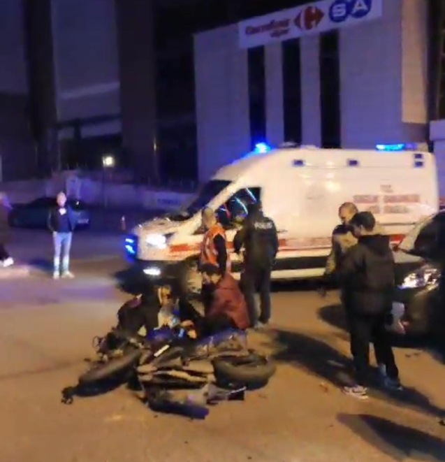 Hafif ticari araç ile motosiklet çarpıştı...1 kişi yaralandı