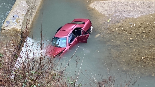 Direksiyon hakimiyetini kaybetti...Dereye uçtu...