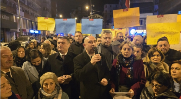 İmamoğlu'nun gözaltına alınmasını protesto ettiler...