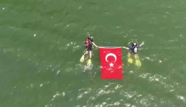 2 dalgıç gölde Türk Bayrağı açtı...