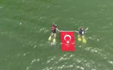 2 dalgıç gölde Türk Bayrağı açtı...