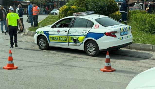 Tren polis aracına çarptı!