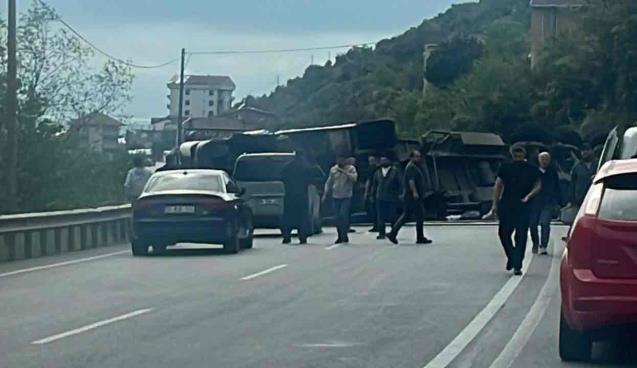Devrilen TIR yolu trafiğe kapattı...