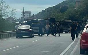 Devrilen TIR yolu trafiğe kapattı...
