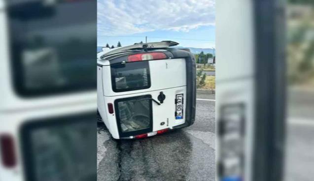 Devrilen araçta sıkışan sürücü yaralandı…