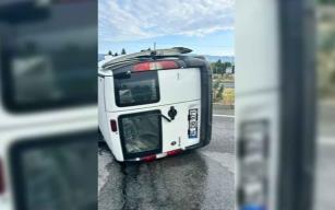 Devrilen araçta sıkışan sürücü yaralandı…