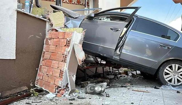 Önce otomobile sonra cami duvarına… Yaralılar var…