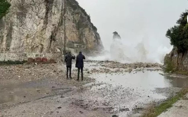 Fırtına nedeniyle gemiler limana çekildi.