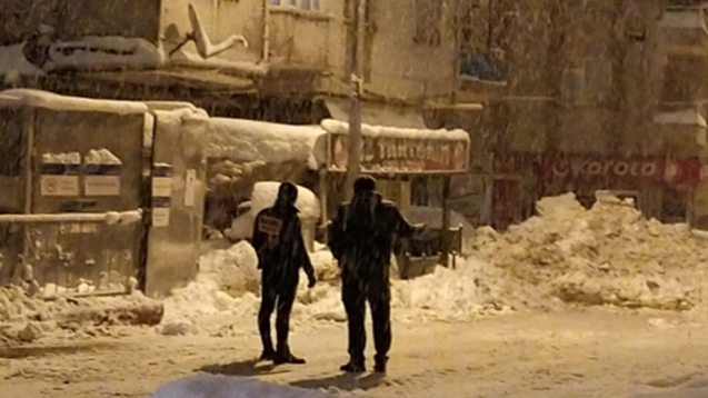 Hastane önünde kar temizleme kavgası...