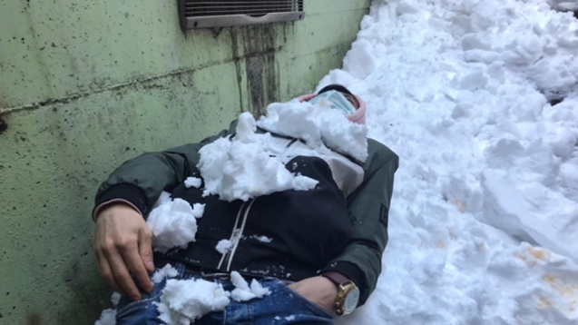 Çatıda biriken kar gazetecinin üzerine düştü...