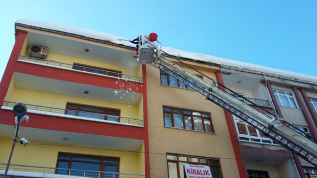 Çatılardaki buzlar temizlendi.