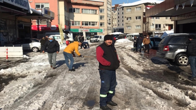 Sanayi'de gergin dakikalar... Kazma kürek giriştiler...