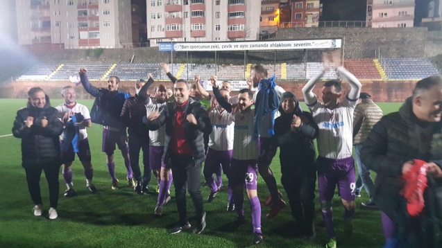 1-0 mağlup ederek, liderliğe yükseldi...