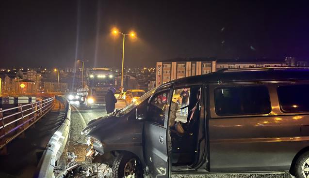 Ticari kamyonet bariyerlere çarptı... 3 yaralı...