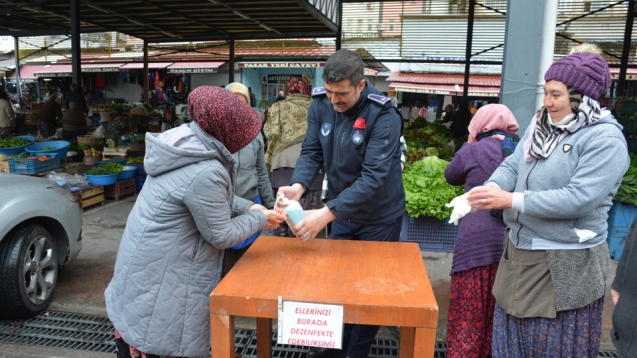 PAZAR YERLERİNE ELDİVEN VE DEZENFEKTAN DAĞITILIYOR...
