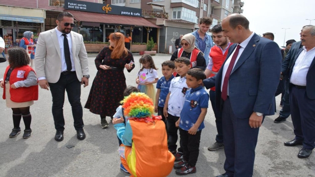 Çocukların bayramlarını kutladı...