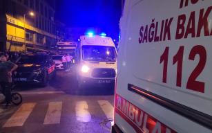 Tuvaletin kapısını çalan gençlere bıçaklı saldırı…